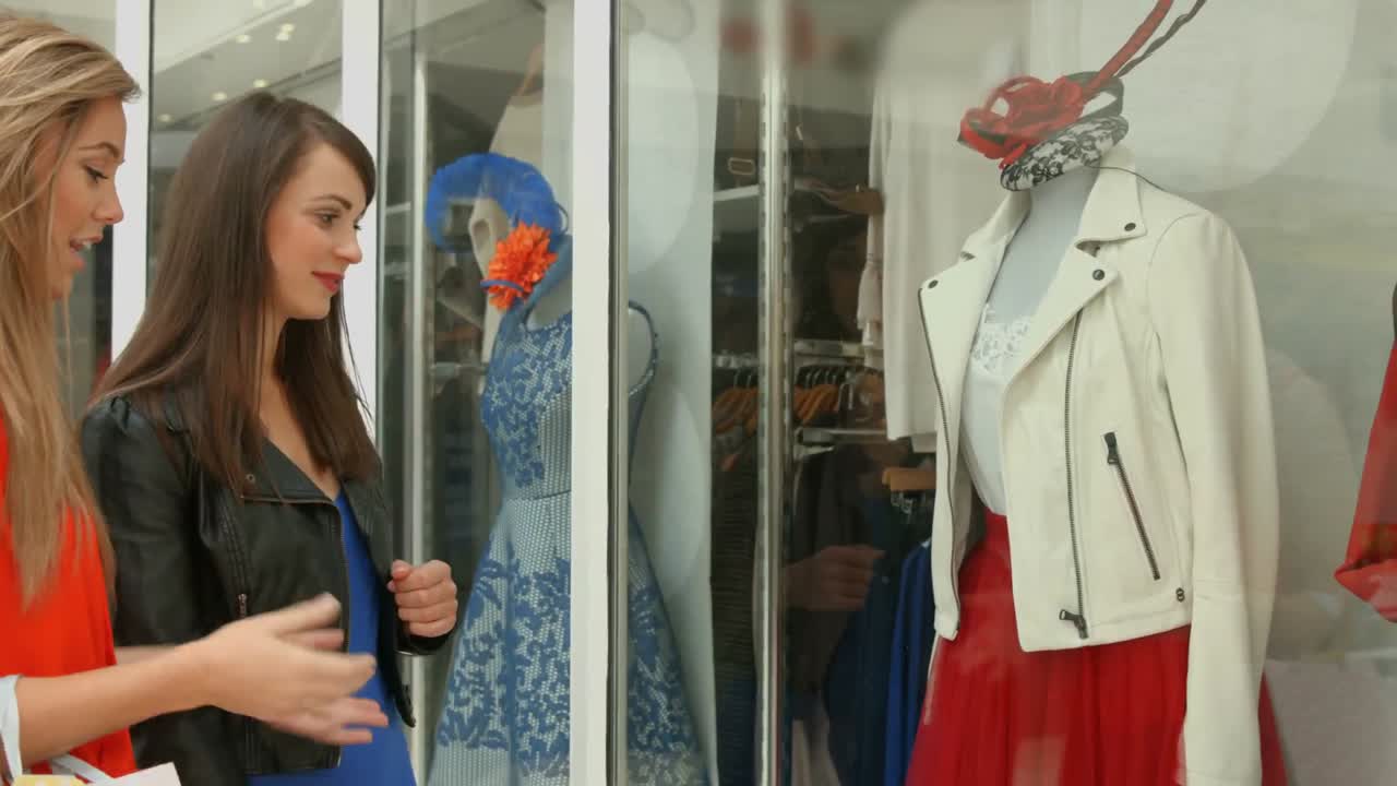 쇼핑몰 에 있는 행복 한 친구 들