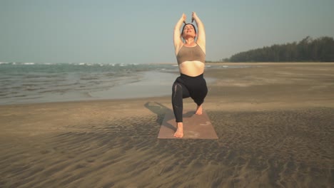 profesor de yoga demostrando pose de yoga guerrero uno