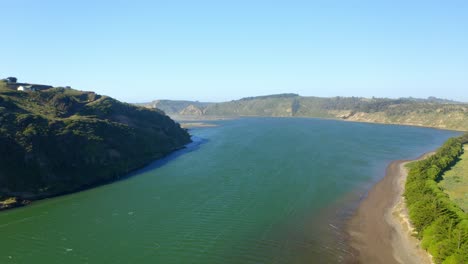 Drohnenaufnahme-Landschaft-Der-Mündung-In-Der-Comuna-De-Navidadad-In-Der-Nähe-Von-Matanzas-Und-Puertocillo,-Einem-Ort-Für-Wassersport,-Kitesurfen,-Surfen,-Windsurfen,-Chile