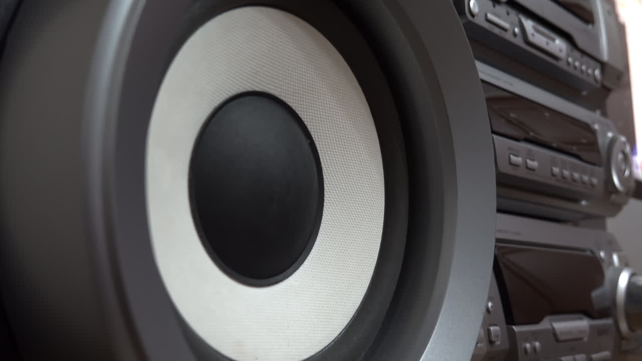 Nærbillede af en højttaler på en stor, grå ghettoblaster
