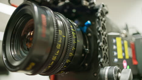 Focus-ring-of-a-professional-cinema-camera-turning,-focus-distance-changing