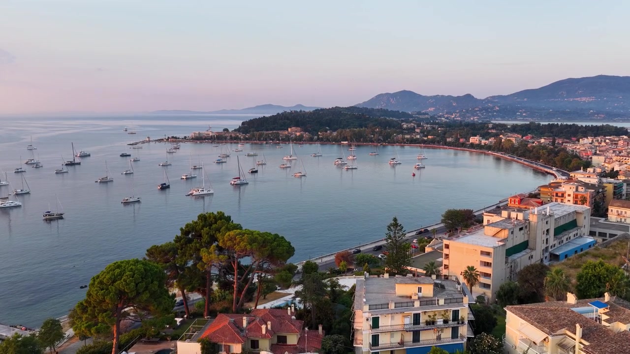 Korfu Kasabası ve Garitsa Koyu'nun Şafakta Bağlı Yatlarla Havadan Görünümü, Kerkyra Adası, Yunanistan