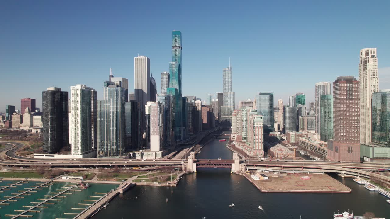 el río de chicago y el paseo de la orilla del lago, vista aérea, 4k