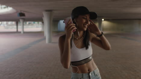 Mujer-Bailando-Bailarina-Callejera-Feliz-Usando-Auriculares-Disfrutando-Escuchando-Música-Hip-Hop-Usando-Un-Teléfono-Inteligente-Realizando-Movimientos-De-Baile-Estilo-Libre-En-La-Ciudad