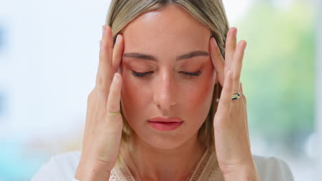 dolor de cabeza por agotamiento, masaje y estrés facial de la mujer
