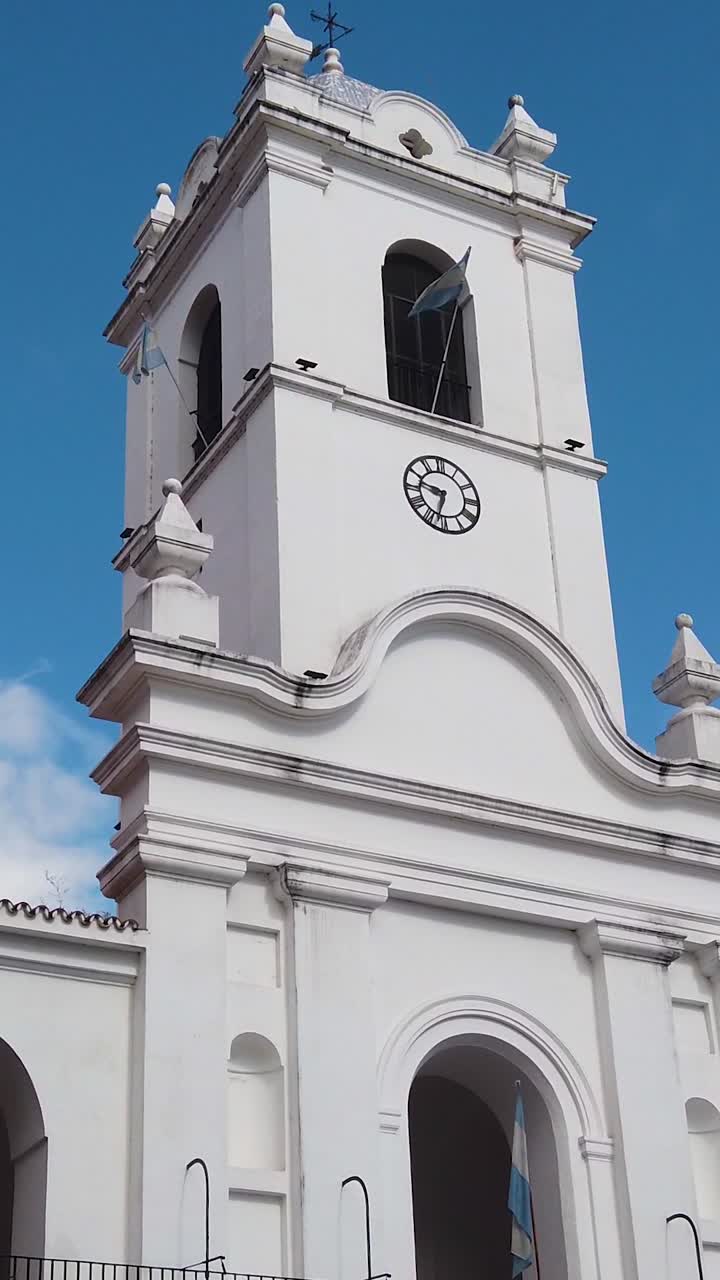 Verticale di ambientazione, architettura della facciata dell'iconica torre dell'orologio del Cabildo argentino.