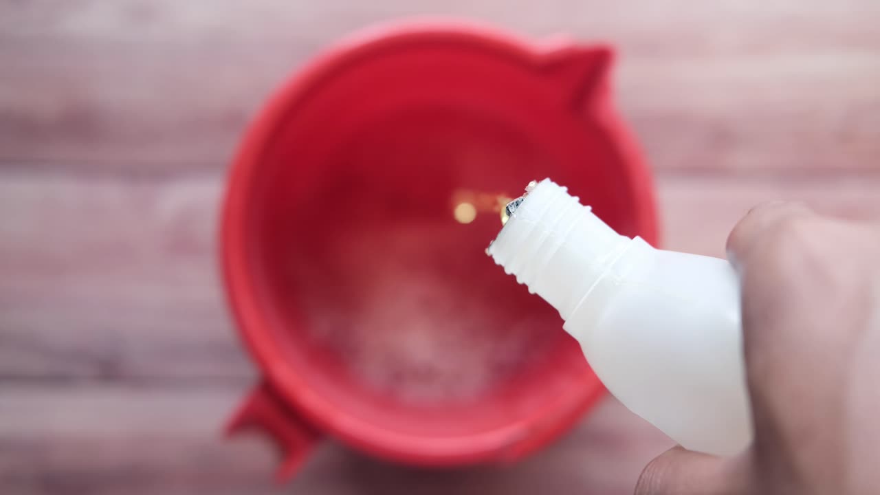 빨간 버에 액체를 부어 넣는 것