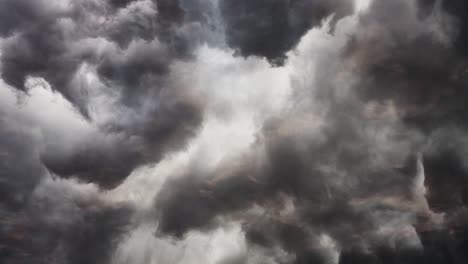 una nube con un relámpago en ella