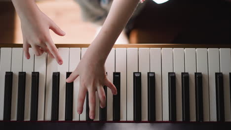 una pianista practicando una composición con staccato