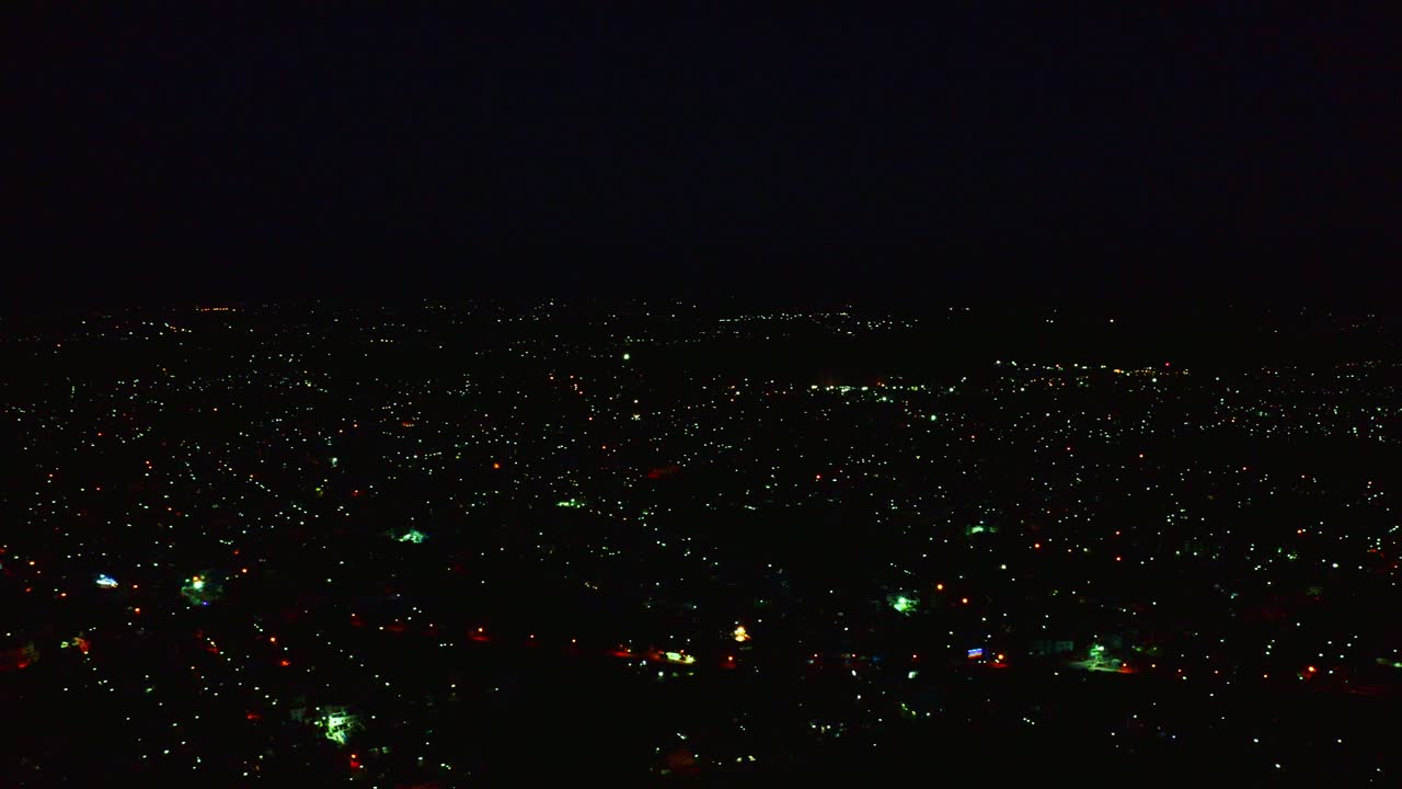 인도 남부의 도시 지역의 공중 촬영은 하루의 여러 시간과 봉쇄 기간 동안 촬영되었습니다.