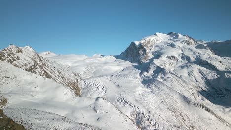 vista aérea cinematográfica sobre las montañas alpinas en invierno