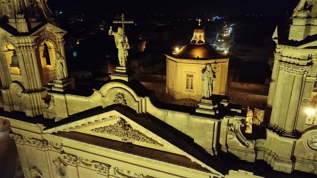 внешний снимок дрона с вершины церковного купола во время ночи