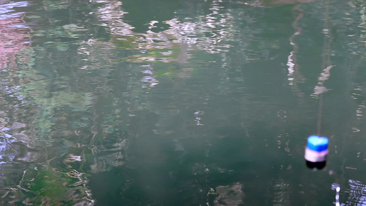 flotador de pesca flotando en el lago. bloqueado