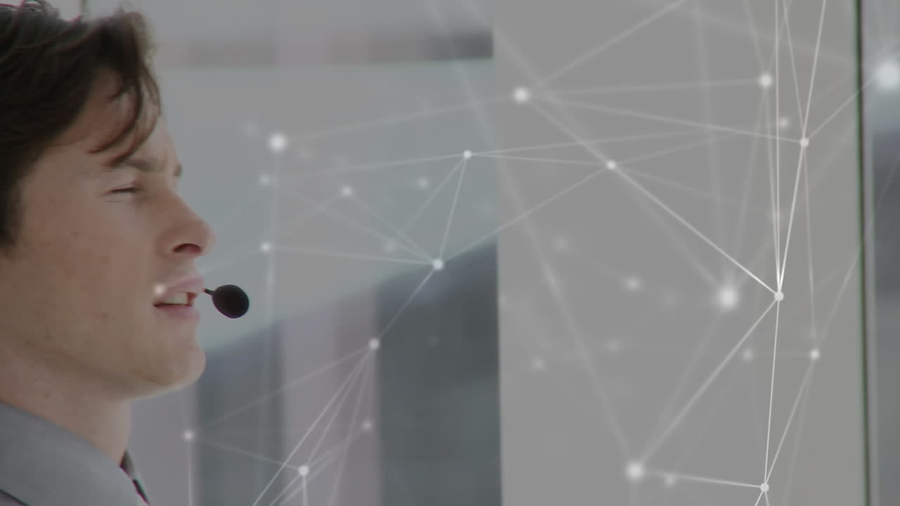 animación de redes de conexiones a través de un hombre de negocios usando auriculares telefónicos
