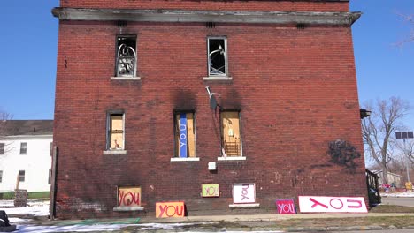 Artículos-Abandonados-Como-Se-Ensamblan-En-Objetos-De-Arte-En-Este-Vecindario-De-Detroit-1