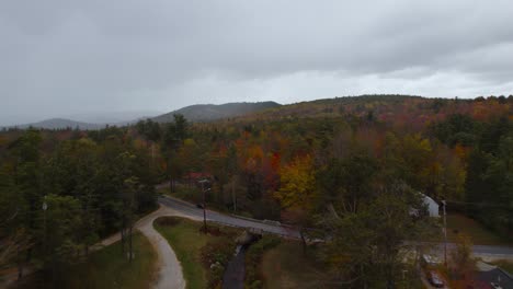 Fliegen-über-Einem-Ruhigen-See-Mit-Herbstlaub-In-Vermont,-Neuengland,-USA