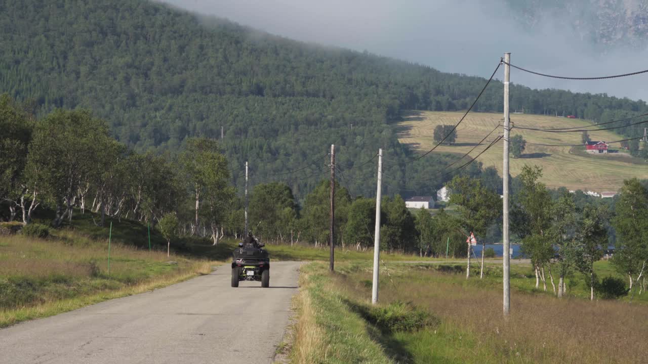 노르웨이 의 센자 에서 봄 에 안개 구름 뒤 에 있는 바위 산 의 기울어진 모습