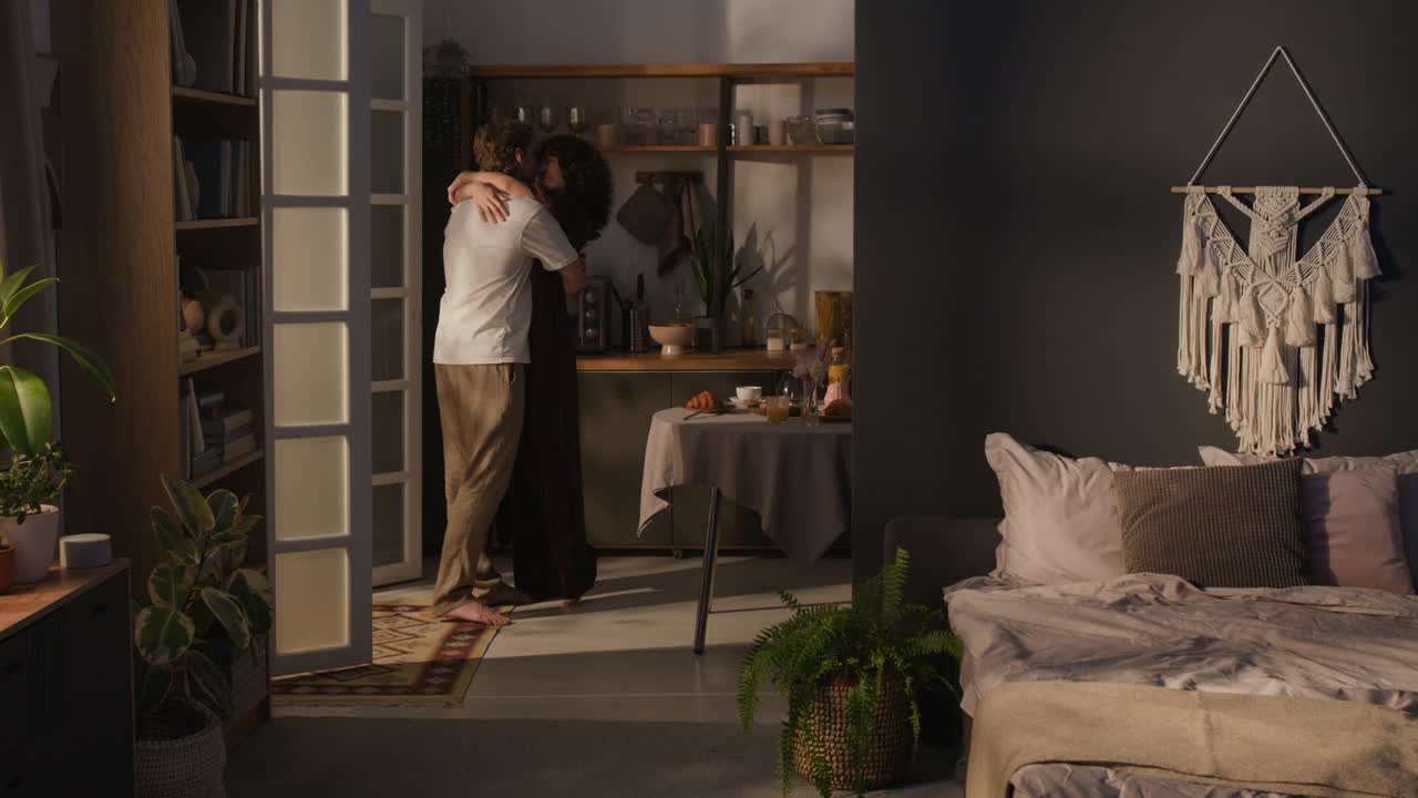 집에서 춤추는 커플