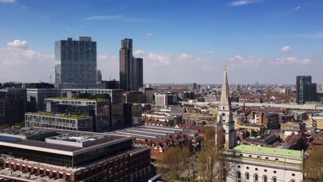 Drohne-Schoss-Historische-Kirche-Und-Gläserne-Wolkenkratzer-In-Spitalfields,-London