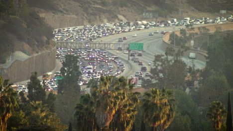 Zeitraffer-Von-Dichtem-Verkehr,-Der-Langsam-Durch-Einige-Kurven-Auf-Der-Autobahn-I-405-In-Los-Angeles-Fließt,-Ca