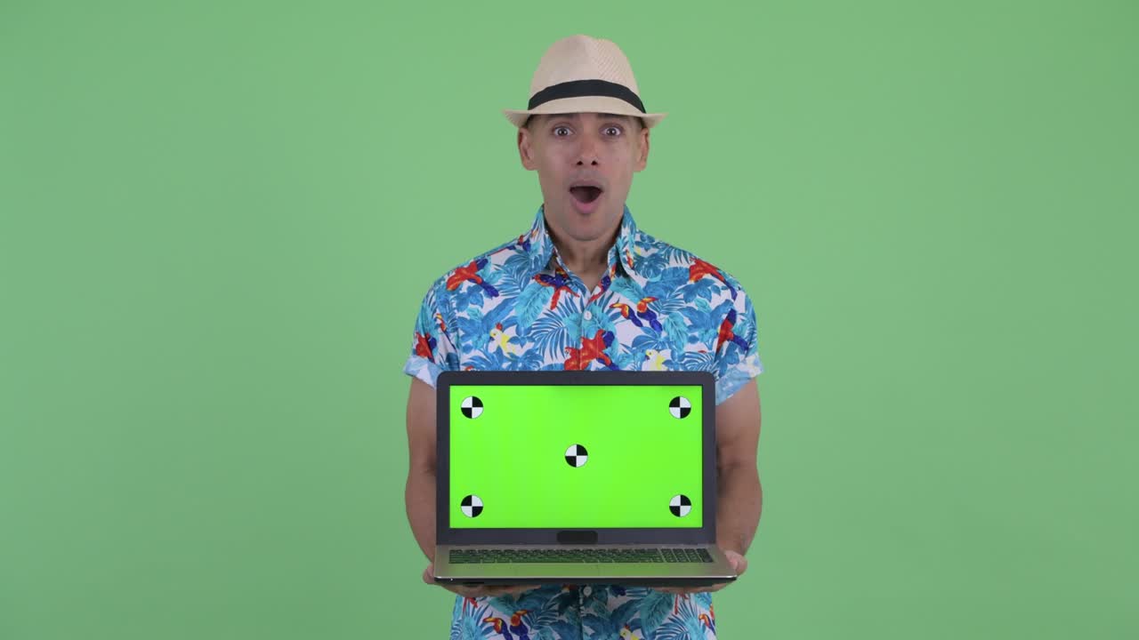 atractivo turista multiétnico listo para las vacaciones