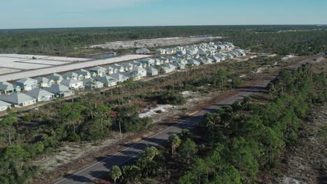 vuelo aéreo sobre un nuevo vecindario residencial en florida