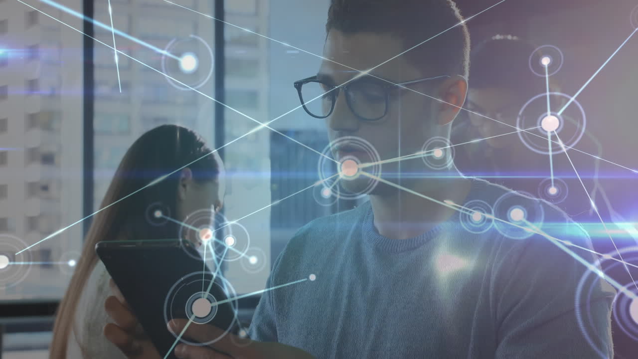 animación de la red con conexiones sobre empresario caucásico