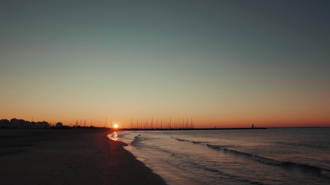 caminar hacia el amanecer en la playa, la grande - motte, montpellier - francia