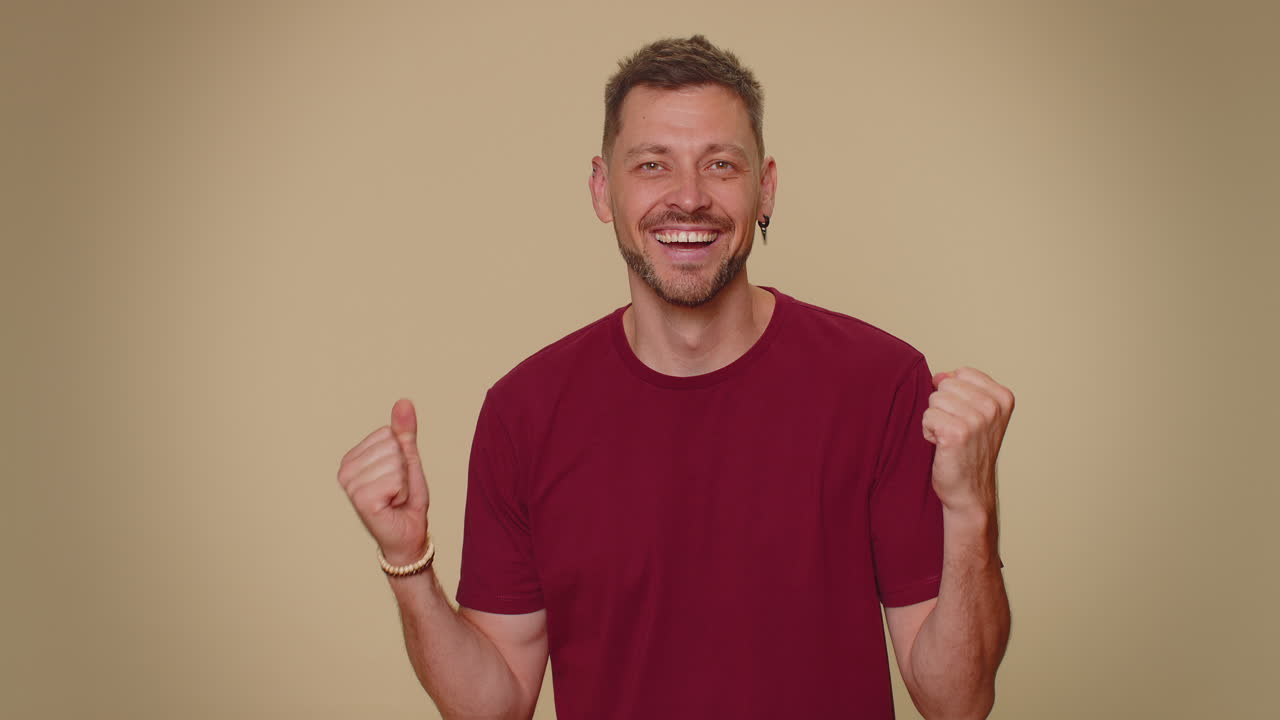 ritratto di un giovane affascinante con la barba felice che guarda la telecamera, sorridente, adulto, maschio elegante