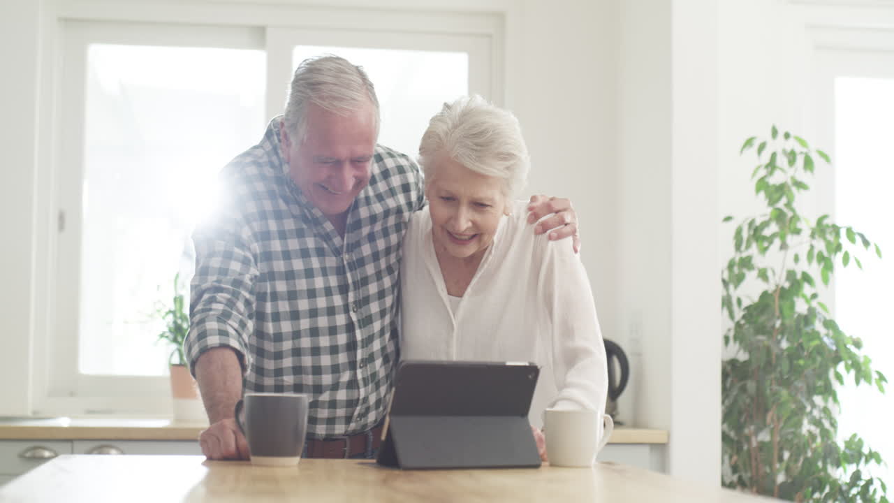 una coppia anziana che usa un tablet digitale