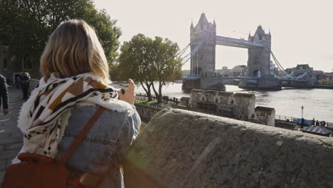 Junge-Frau,-Die-An-Einem-Sonnigen-Wintertag-Ein-Foto-Mit-Ihrem-Smartphone-Von-Der-Tower-Bridge-Und-Der-Themse-In-London-England-Macht