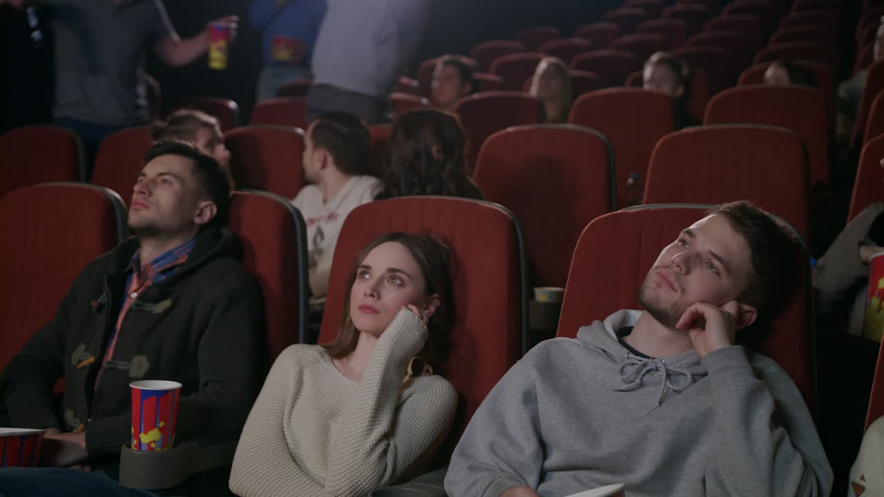 영화 상영에 늦게 오는 남자들의 시끄러운 회사. 사람들은 세션에 온다.