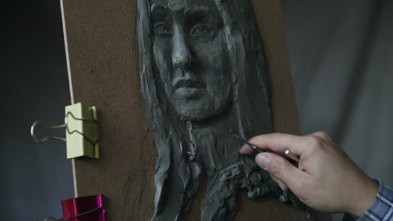 점토 의 초상화 를 조각 하는 것