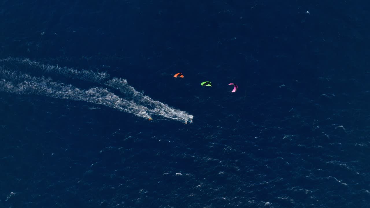 열대 해역에서 윈드서핑과 카이트보딩