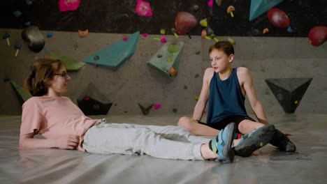 niños descansando en un gimnasio de escalada