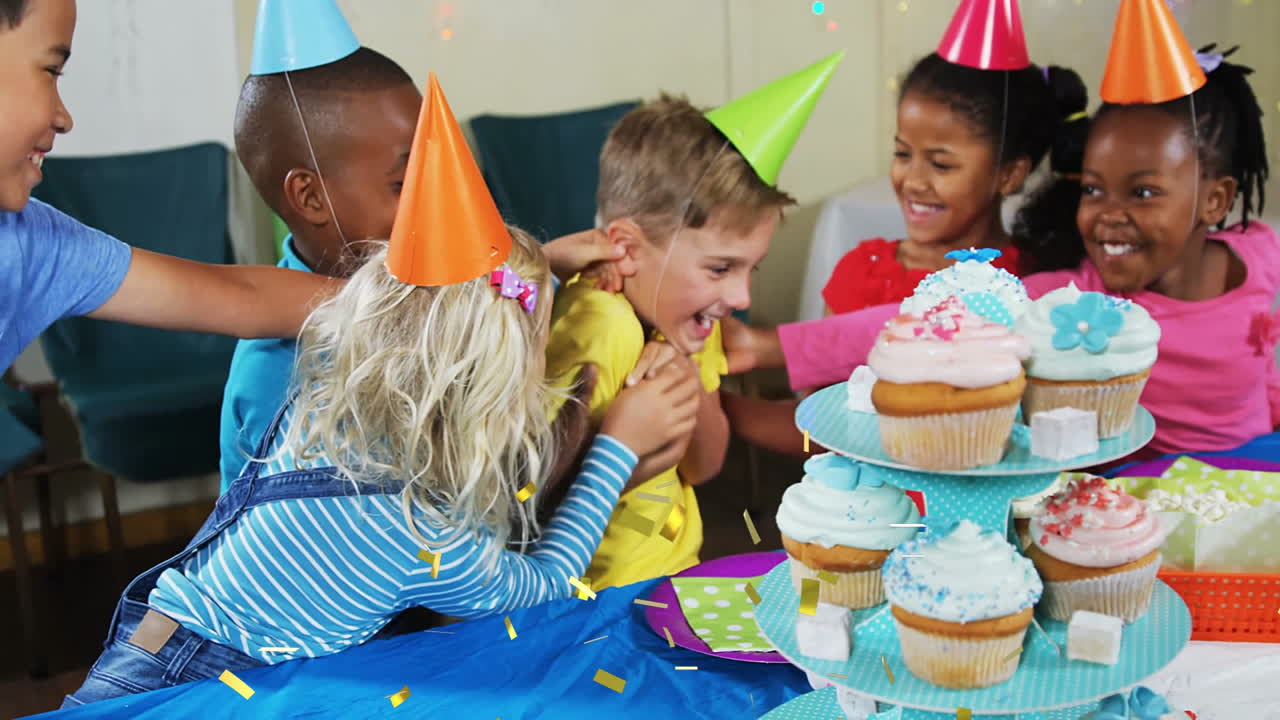 niños celebrando su cumpleaños con pasteles y animación de confeti