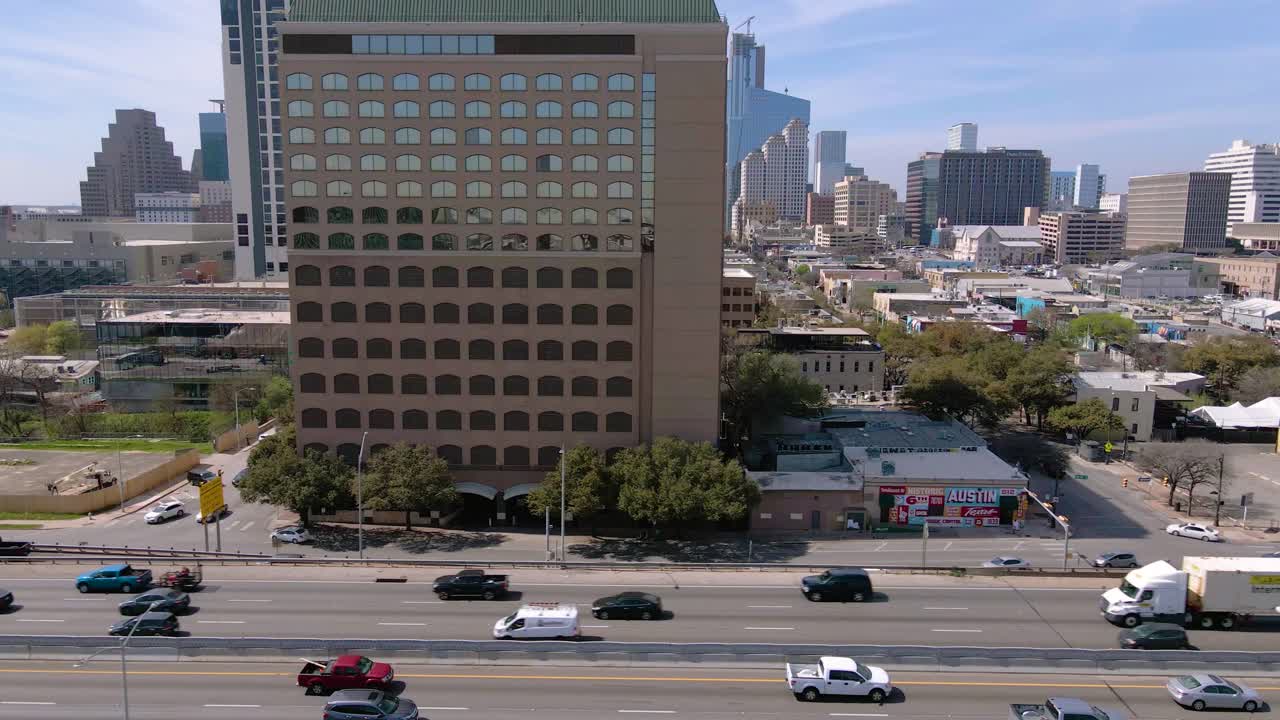 오스틴의 도시 경관에 사용된 독특한 교통 관리 전략을 보여주는 도시의 많은 원형 교차로와 로터리를 한 눈에 볼 수 있습니다.