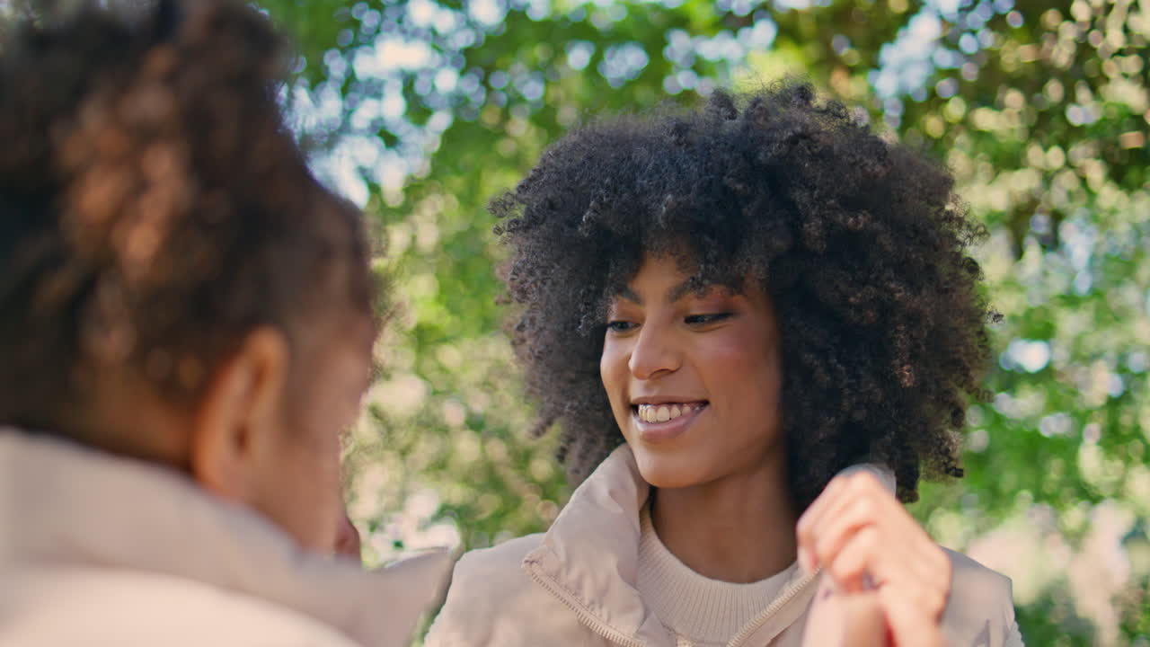 mujer feliz jugando a la hija en la naturaleza de cerca. mamá niña aplaudiendo