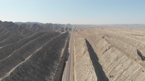 Vista-Aérea-Sobre-La-Carretera-Costera-N10-Makran-Con-Espectaculares-Formaciones-Rocosas-A-Ambos-Lados-Del-Parque-Nacional-Hingol