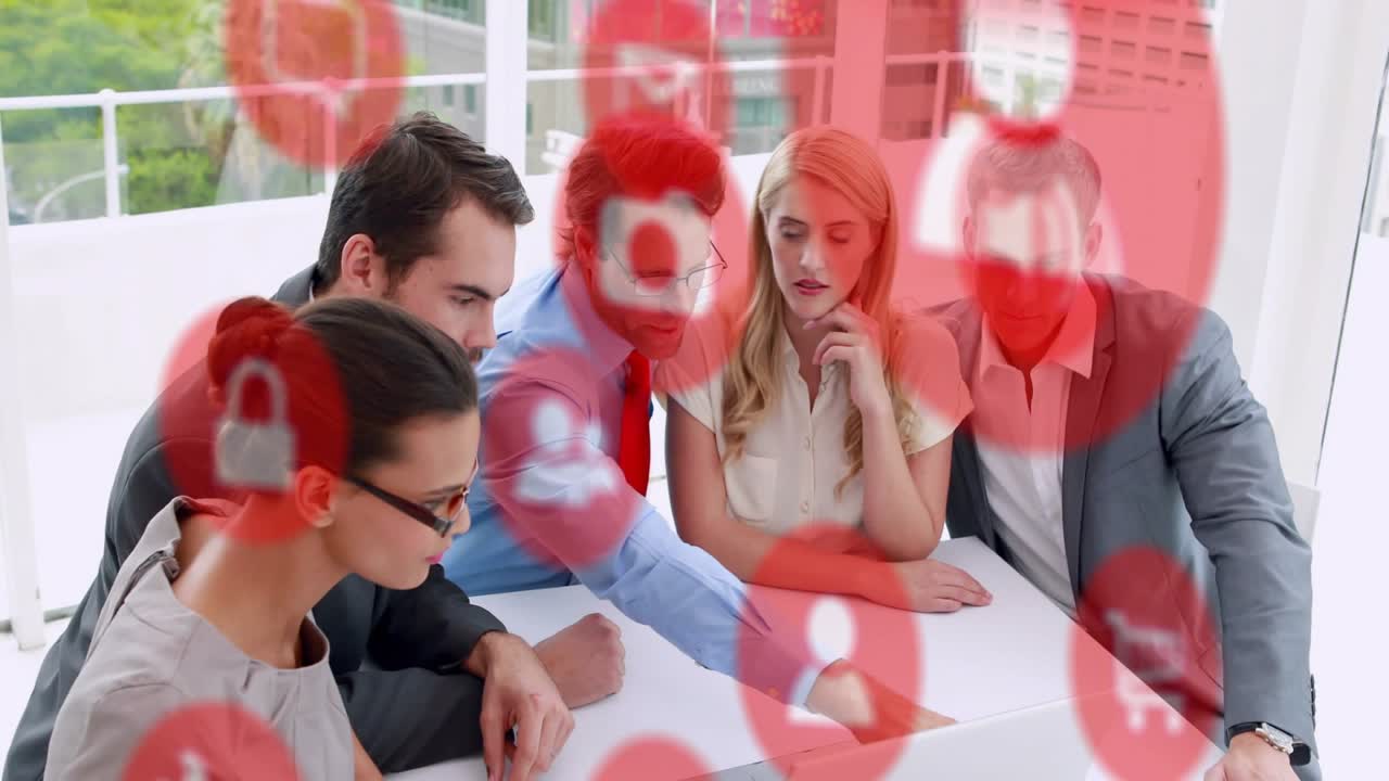 İş ekibi dizüstü bilgisayarda projeyi gözden geçiriyor; mavi gömlekli adam işaret ederken kırmızı UI simgeleri kayıyor.