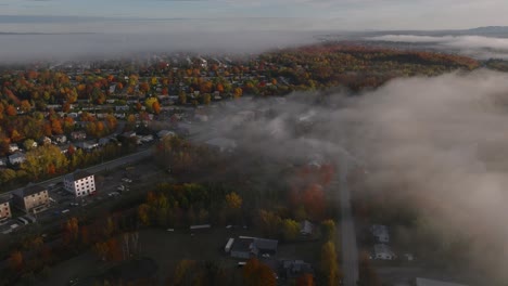 ciudad de sherbrooke durante la temporada de otoño con árboles coloridos y nubes brumosas en quebec, canadá