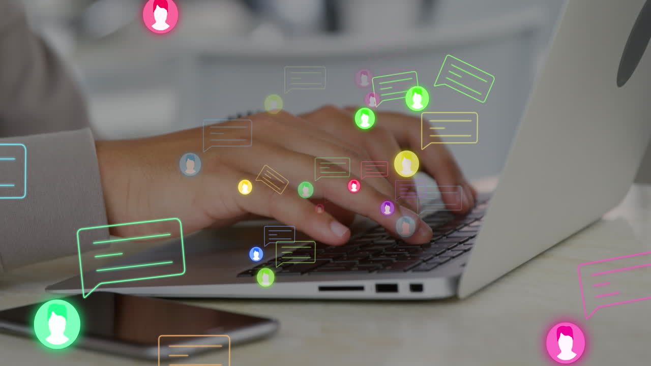 animación de cajas de mensajes e iconos de perfil, manos recortadas de una mujer caucásica trabajando en una computadora portátil