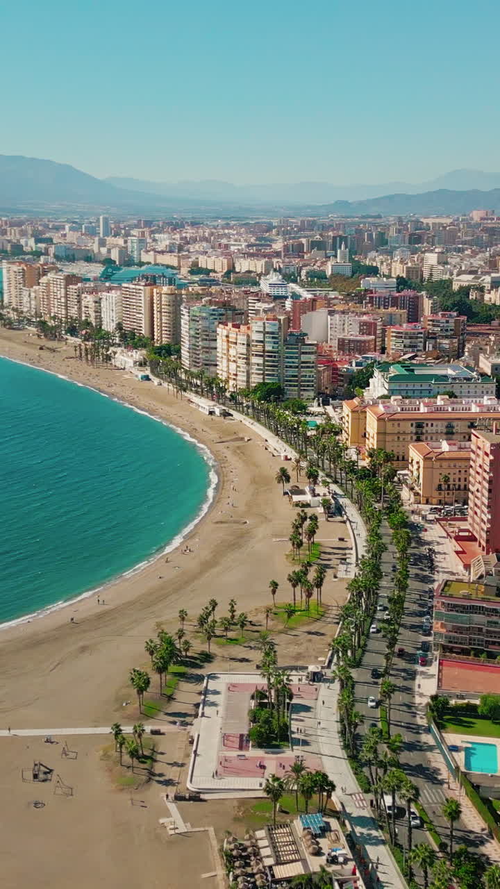 Pionowa panorama lotnicza od panoramy wybrzeża Malagi do plaży Malagueta w Hiszpanii.