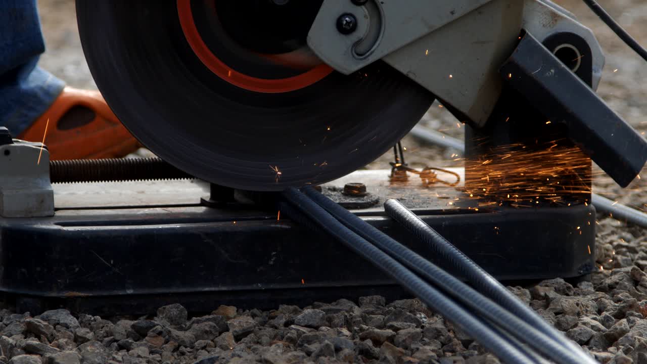 금속을 절단하는 도구 (grinder)