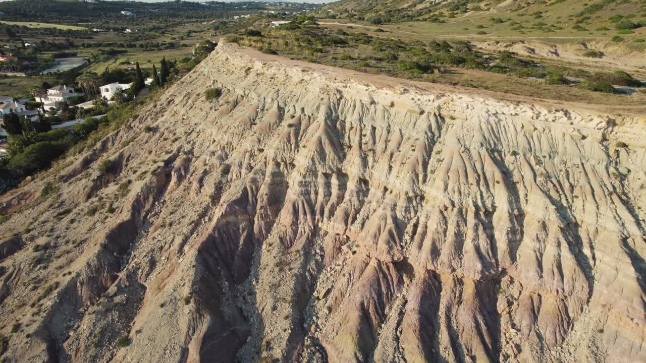 acantilado de piedra caliza en el borde de praia da luz, algarve
