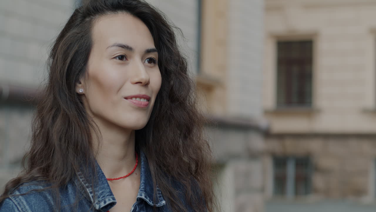 mujer asiática sonriente al aire libre
