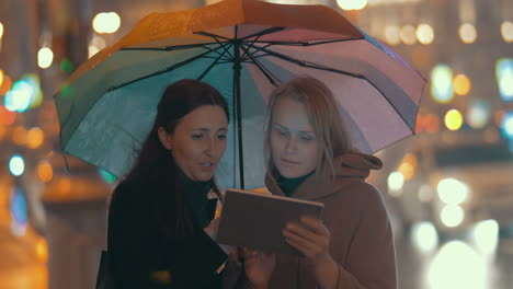 mujeres usando almohadillas para encontrar el camino en la ciudad