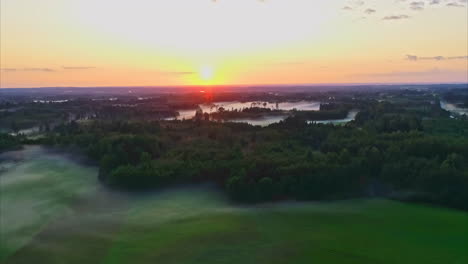 Vogelperspektive-Auf-Ein-Naturschutzgebiet,-Der-Morgennebel-Hängt-Tief-Bei-Sonnenaufgang