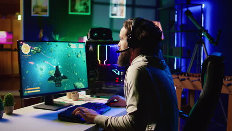 jugador sintiéndose sorprendido después de perder la misión mientras jugaba al videojuego de nave espacial