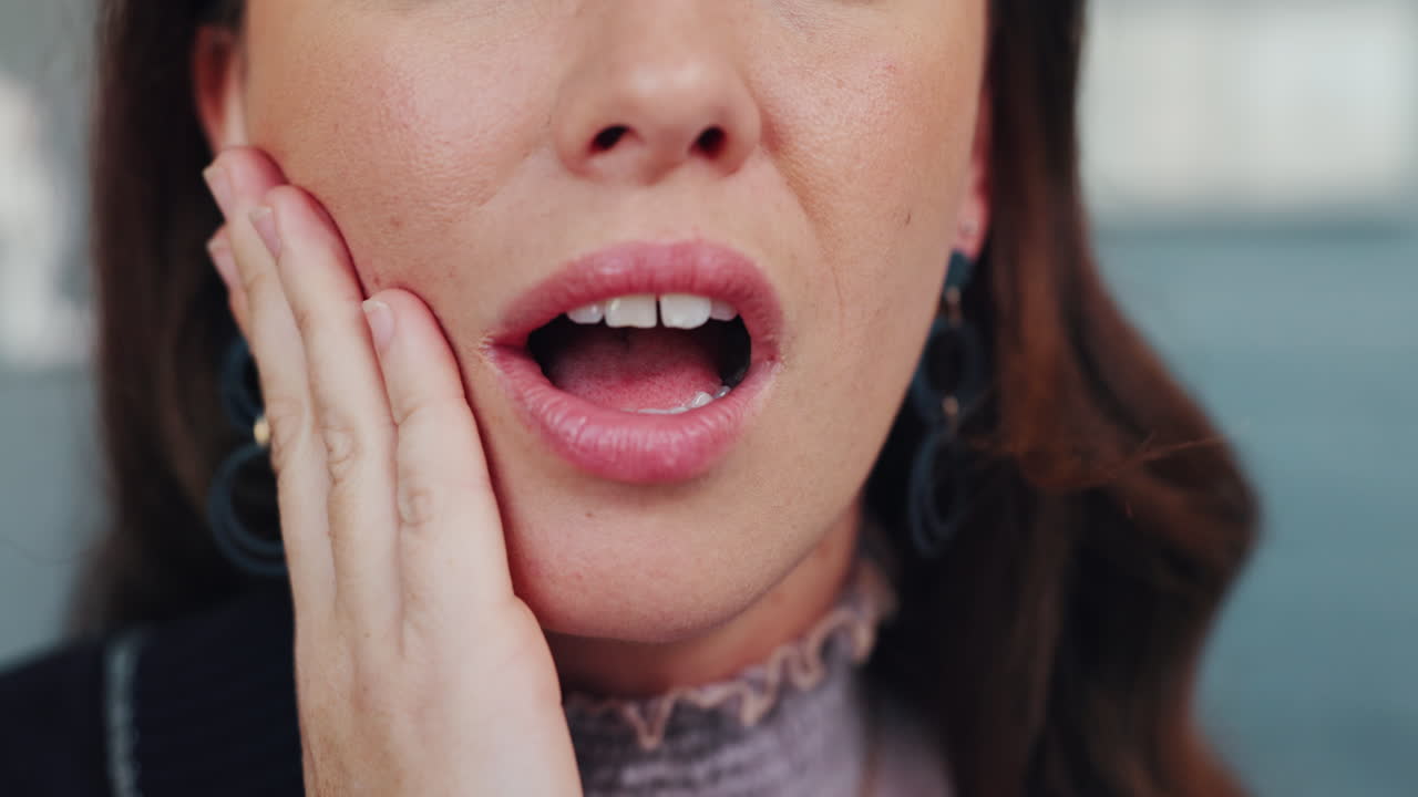 mujer con dolor de dientes